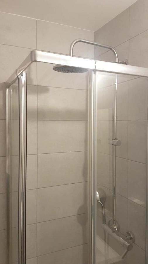 New Cheap Private Room, Kitchen , Overwieuw Sea,Tram On Spot, 12 Minutes From Nice Train Station With Tram , Beach In 17 Min Tram , Chambre Privee Pas Cher, Cuisine Equipee , Tram Sur Place, Apercu Mer, 12 Min De La Gare De Nice Avec Le Tram, 17 Min Exteriér fotografie