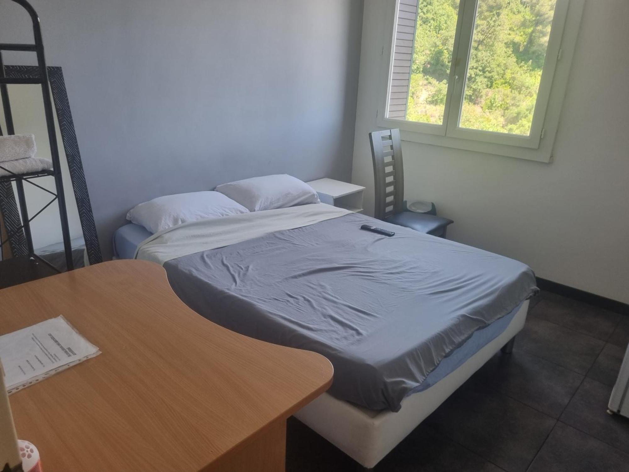 New Cheap Private Room, Kitchen , Overwieuw Sea,Tram On Spot, 12 Minutes From Nice Train Station With Tram , Beach In 17 Min Tram , Chambre Privee Pas Cher, Cuisine Equipee , Tram Sur Place, Apercu Mer, 12 Min De La Gare De Nice Avec Le Tram, 17 Min Pokoj fotografie