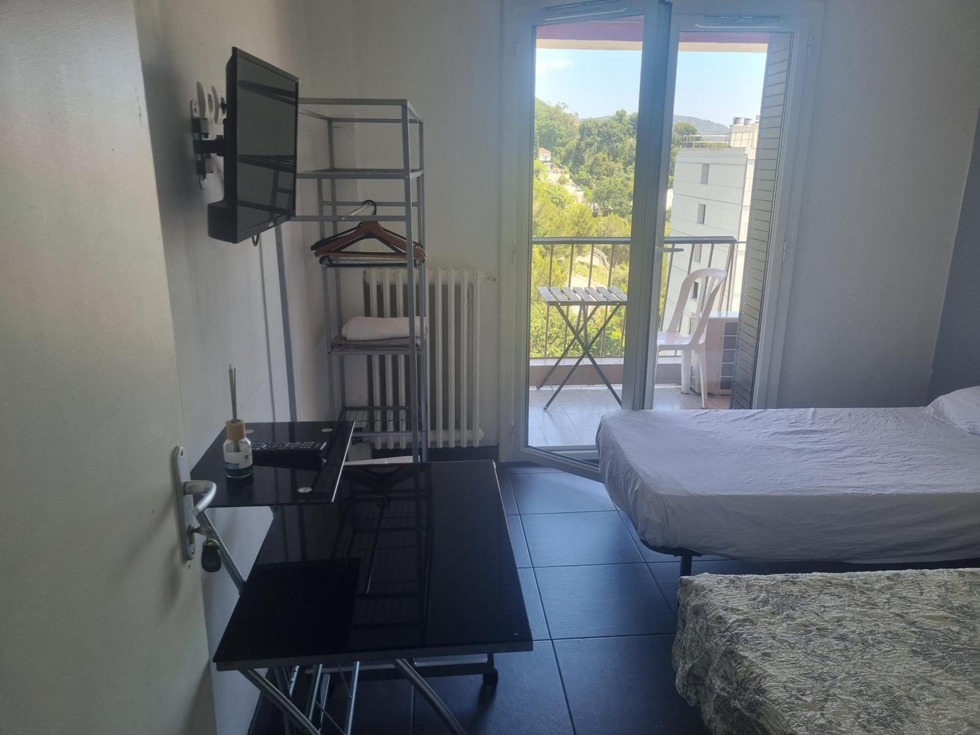 New Cheap Private Room, Kitchen , Overwieuw Sea,Tram On Spot, 12 Minutes From Nice Train Station With Tram , Beach In 17 Min Tram , Chambre Privee Pas Cher, Cuisine Equipee , Tram Sur Place, Apercu Mer, 12 Min De La Gare De Nice Avec Le Tram, 17 Min Pokoj fotografie